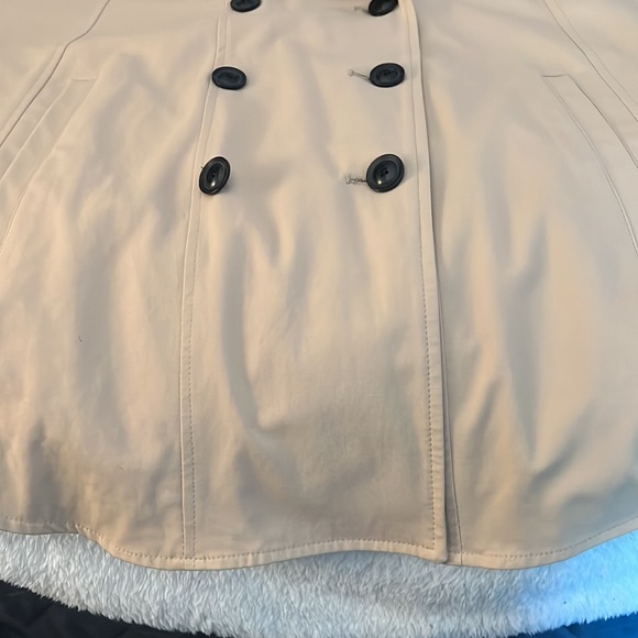 New York and Company raincoat cape - Picture 7 of 7